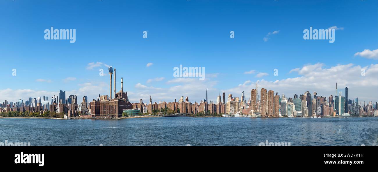 Panorama von New York mit Hudson und blauem Himmel Stockfoto