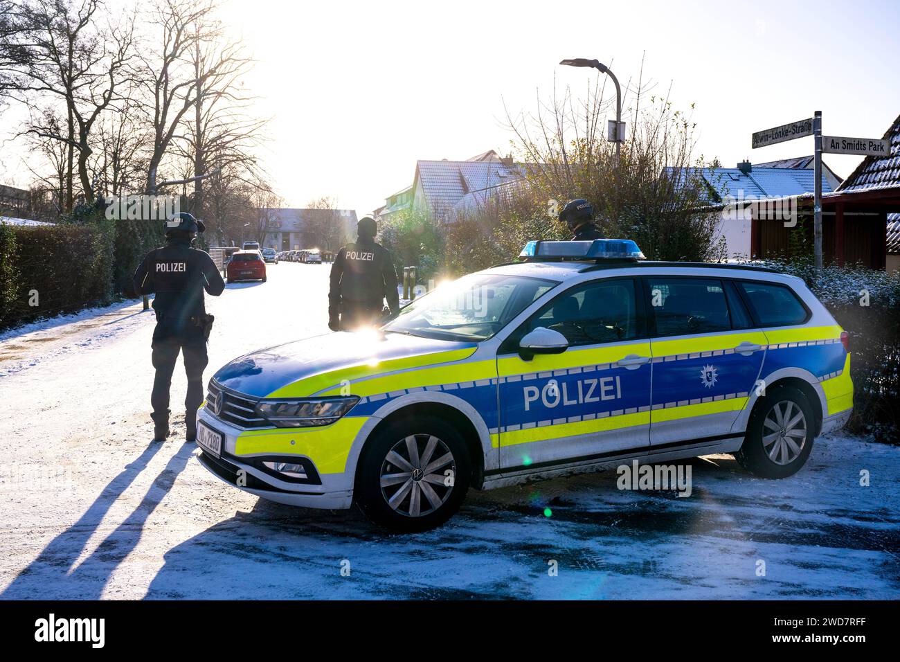 Bremen, Deutschland. Januar 2024. Vor dem Eingang zu einer Schule stehen Einsatzfahrzeuge. Nach einer anonymen Drohung durchsuchte die Polizei am Freitag die Schule in Bremen. Es gebe keine Anzeichen für eine akute Gefahr, betonte ein Polizeisprecher. Quelle: Sina Schuldt/dpa/Alamy Live News Stockfoto