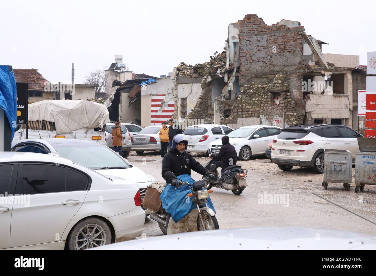 Antakya. Januar 2024. Dieses am 18. Januar 2024 aufgenommene Foto zeigt den Blick auf die Straße von Antakya, T¨¹rkiye. Antakya wurde Anfang Februar letzten Jahres von verheerenden Erdbeben heimgesucht und befindet sich derzeit im Wiederaufbau. Quelle: Li Zhenbei/Xinhua/Alamy Live News Stockfoto