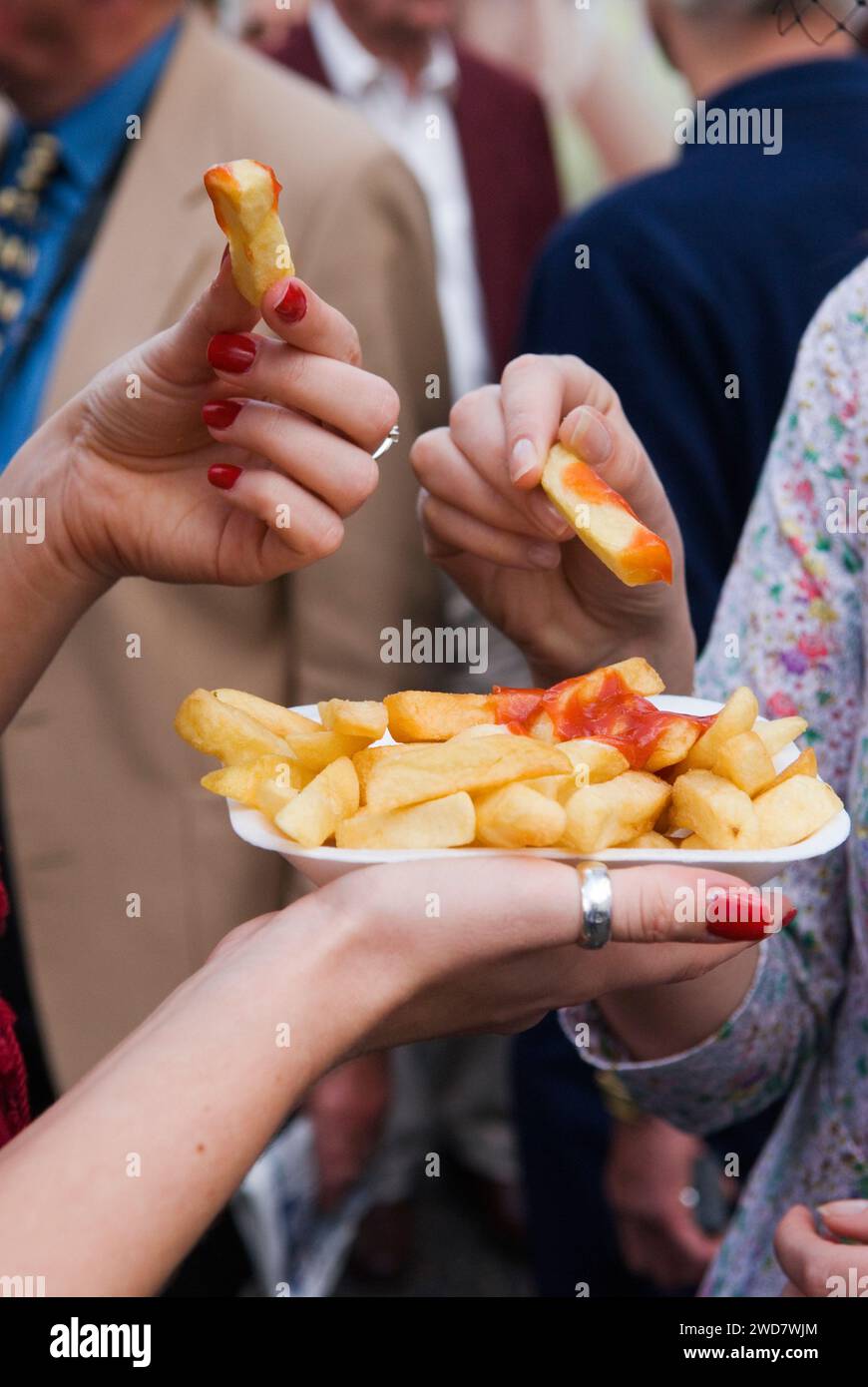 Fast Food, Frauen essen Chips mit Tomaten-Auffangschale, die zwischen den Mahlzeiten einen Teller Chips von einer Polystyrol-Einweg-Plastikplatte essen 2000s Epsom Down Surrey 2007 UK. HOMER SYKES Stockfoto