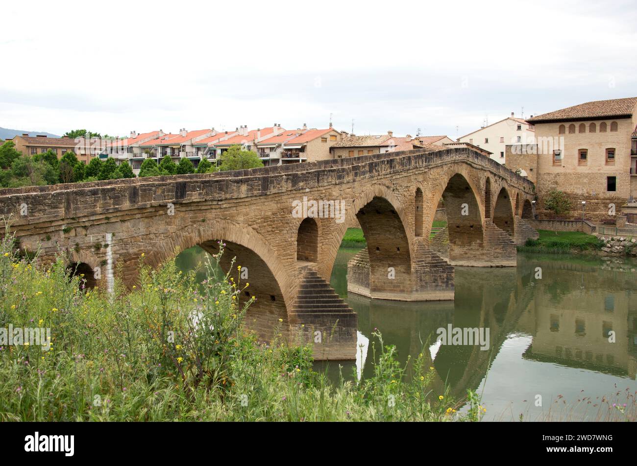 Puente la Reina oder Gares. Arga Fluss und romanische Brücke (11. Jahrhundert). Camino de Santiago. Navarra, Spanien. Stockfoto