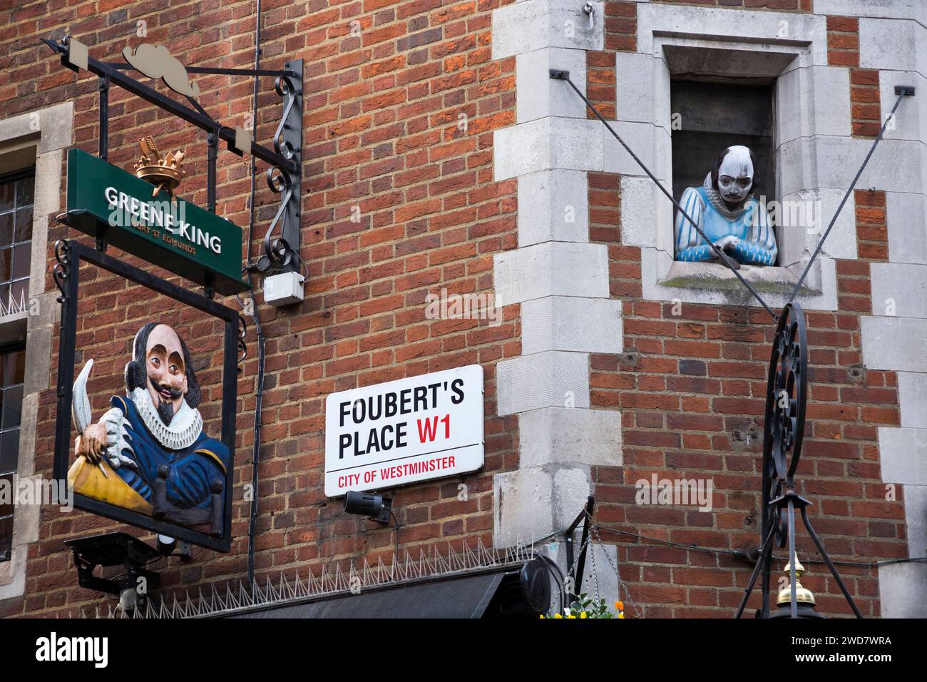 Außenecke außerhalb von Shakespeare Detail im Shakespeares Head Pub/Public House (im Besitz der Greene King Brauerei) in Soho, London, Großbritannien. (137) Stockfoto