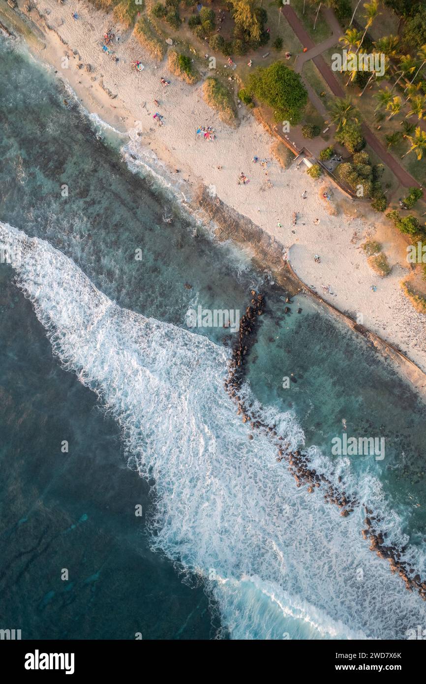 Ein Blick aus der Vogelperspektive auf den Strand Grande Anse auf der Insel Réunion, einem beliebten Reiseziel. Sie können im Pool schwimmen, baden und schnorcheln, der auf dem Bild zu sehen ist. Stockfoto