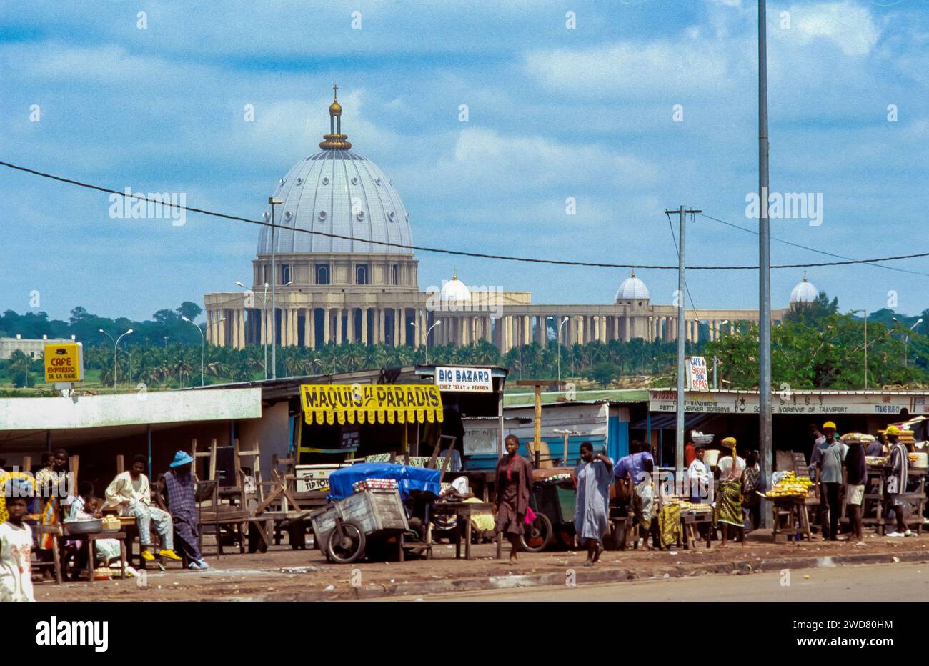 Elfenbeinküste, Yamoussoukro; die Basilika Notre Dame de la Paix wurde erbaut, während die Elfenbeinküste eine französische Kolonie war. Vor der Tür gibt es schlechte Verkäufer und eine große Basilika Stockfoto