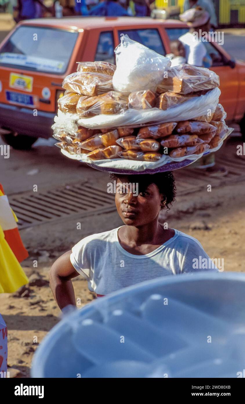 Elfenbeinküste, Abidjan; Frau, die Kuchen auf der Straße verkauft. Stockfoto