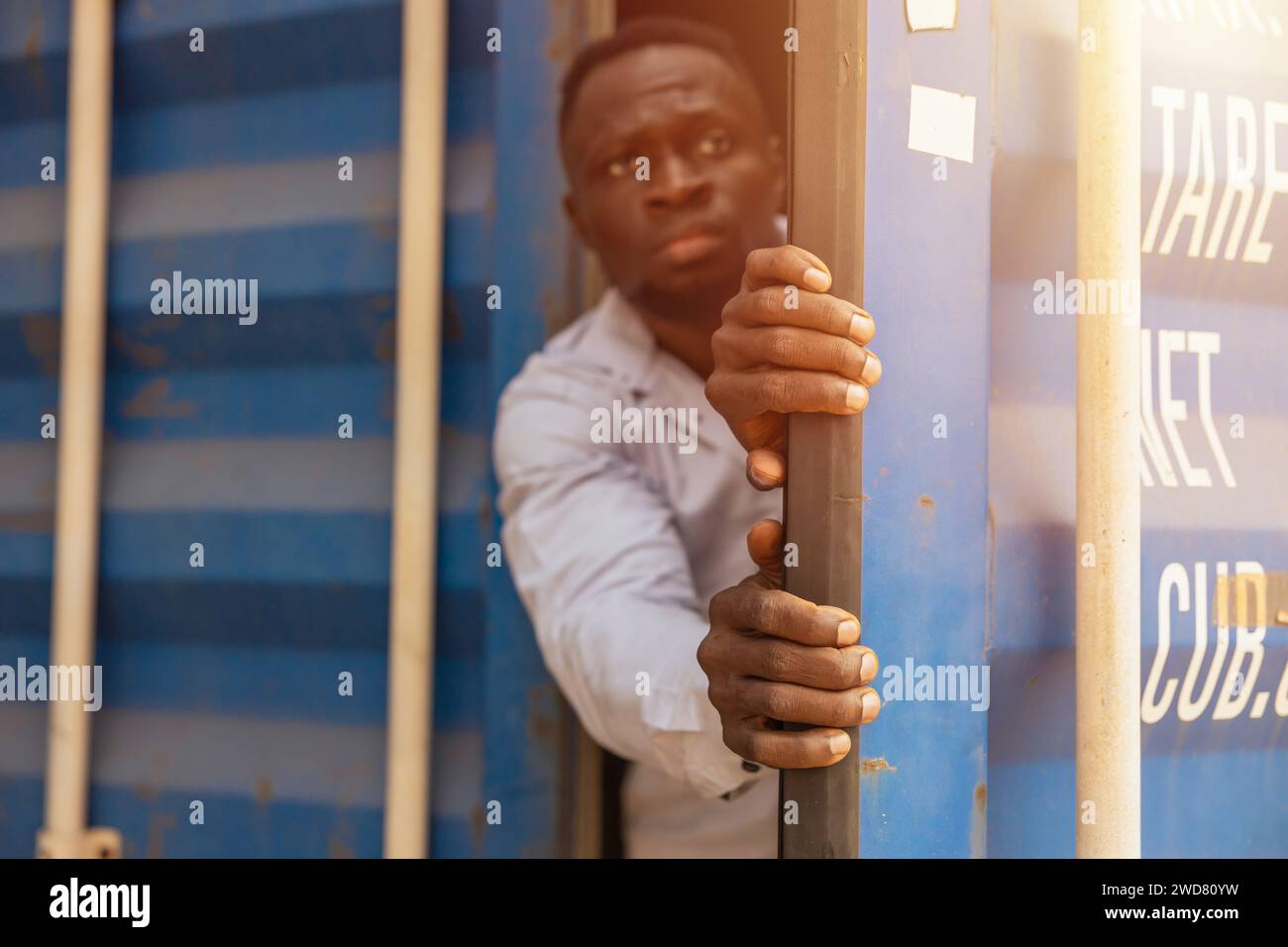 schwarzafrikanischer Schmuggel in Frachtcontainern, Bürger Flüchtlinge transnationale Migrationsopfer Migrant. Stockfoto