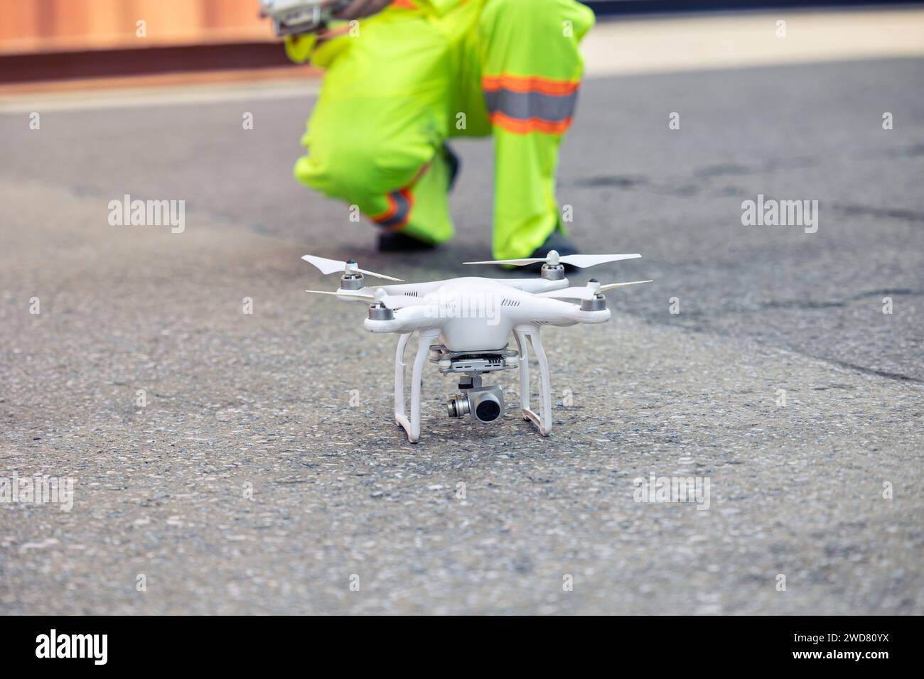 Mitarbeiter, die das Drohnenbildgebungssystem im Hafencontainerhof verwenden. UAV Patrol Flight Guard Technologie für Vermessungs- und Sicherheitsbereich in Logis Stockfoto