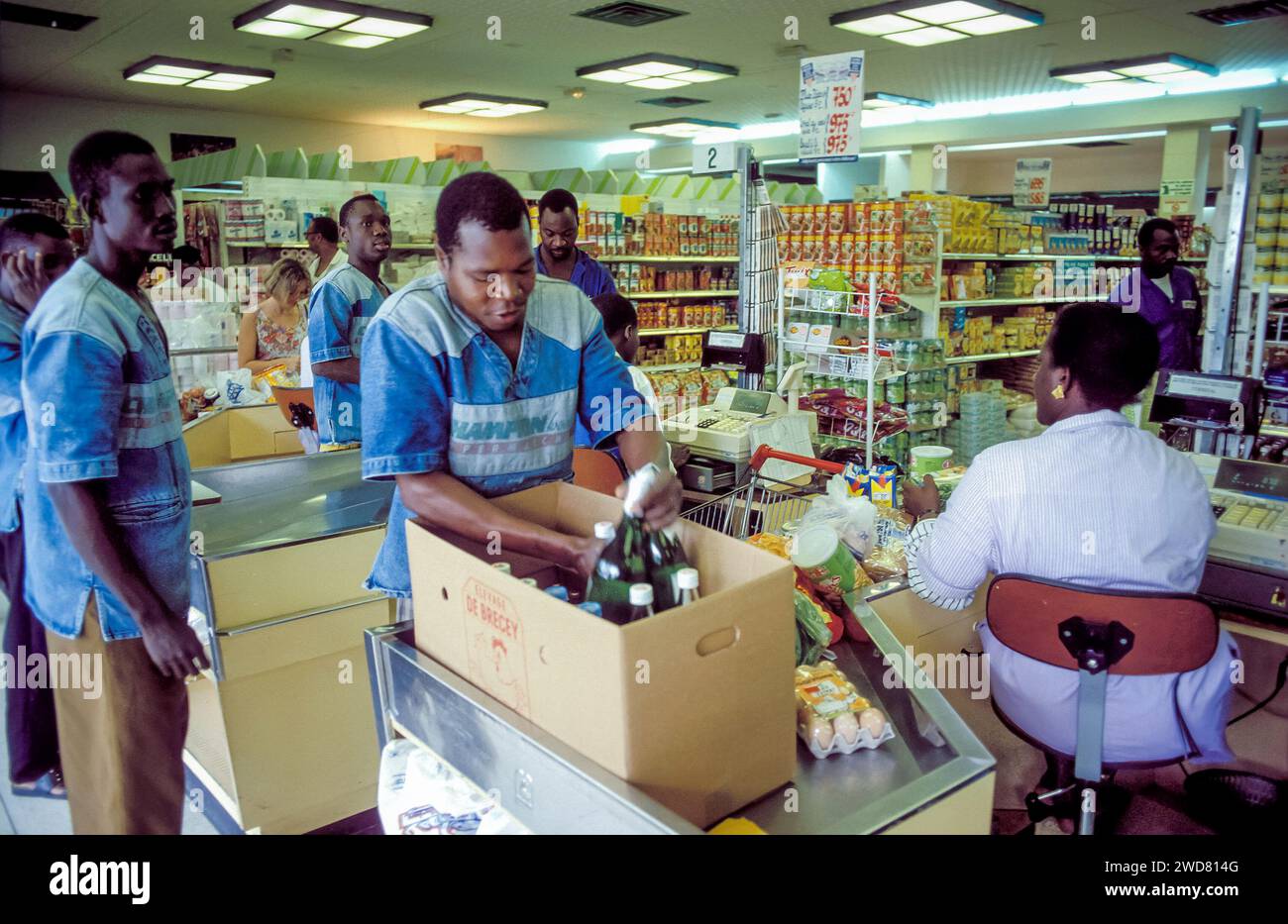 Elfenbeinküste, Abidjan; Männer kaufen Lebensmittel in einem modernen Supermarkt. Stockfoto