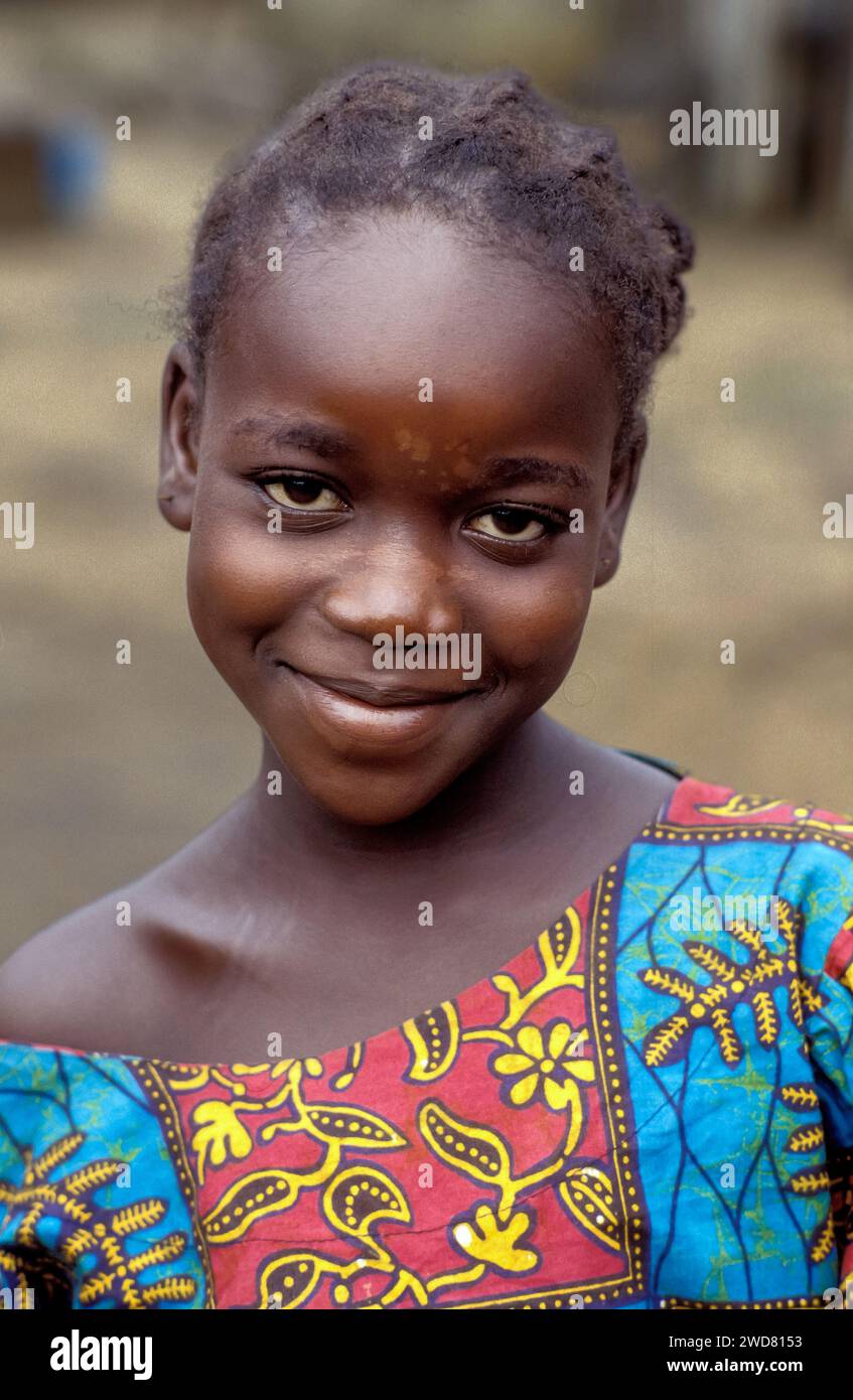 Elfenbeinküste, Porträt eines Mädchens mit Batikkleid. Stockfoto