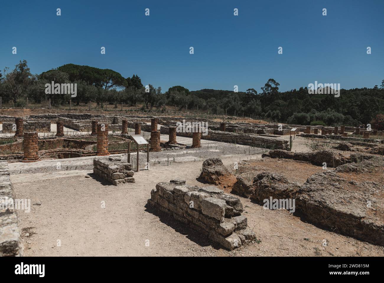 Bild der römischen Ruinen in Conimbriga, Portugal. Historische Elemente, die an der Stätte in archäologischen Arbeiten gefunden wurden. Stockfoto