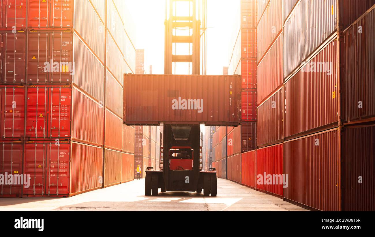 Container Yard Cargo Shipping Import Export in Harbor Port Logistics Industry.International Products Distribution Center Transport Fracht Business B Stockfoto
