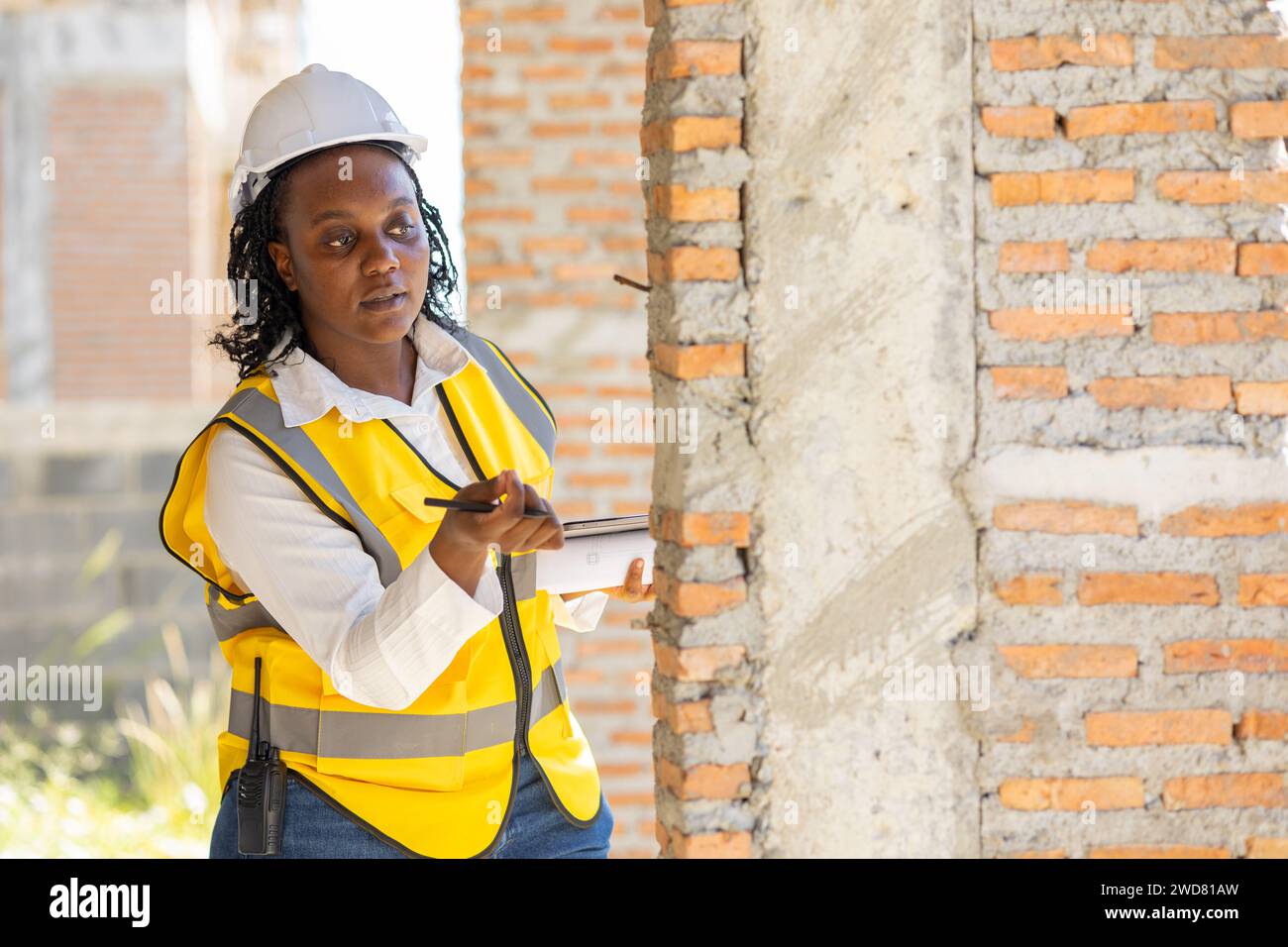 Ingenieur Frauen schwarz afrikanische professionelle Arbeiter arbeiten Inspektion Qualitätsprüfung der Baustelle Haus Bauprojekt. Stockfoto