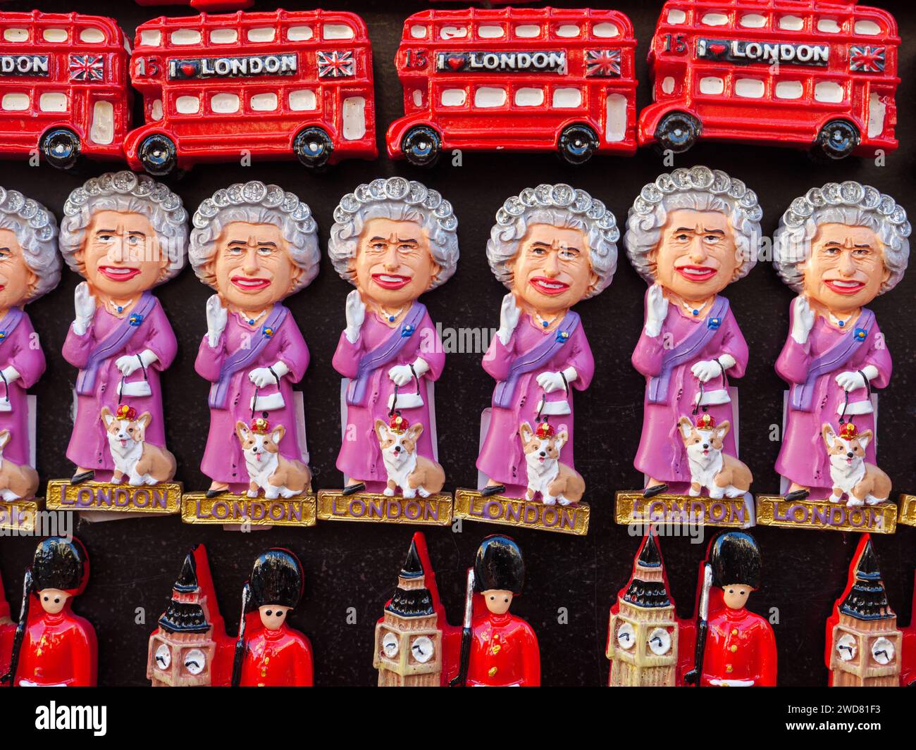 Kühlschrankmagnet-Souvenirs von Queen Elizabeth II und anderen berühmten Londoner Symbolen, London, Großbritannien Stockfoto