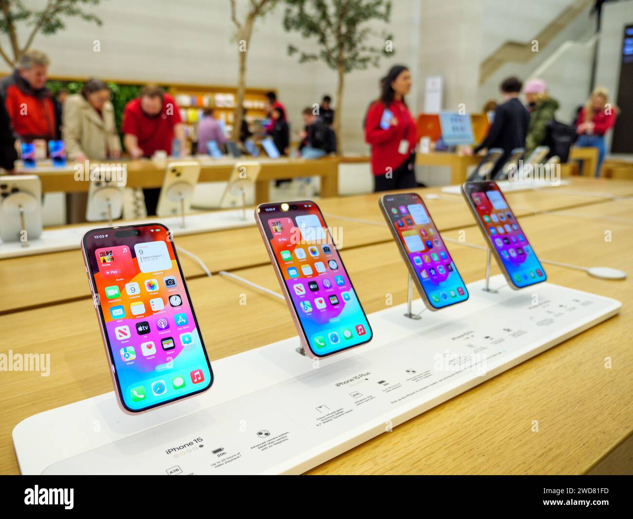 IPhones zum Verkauf im Apple Store, Regent Street, London, Großbritannien Stockfoto