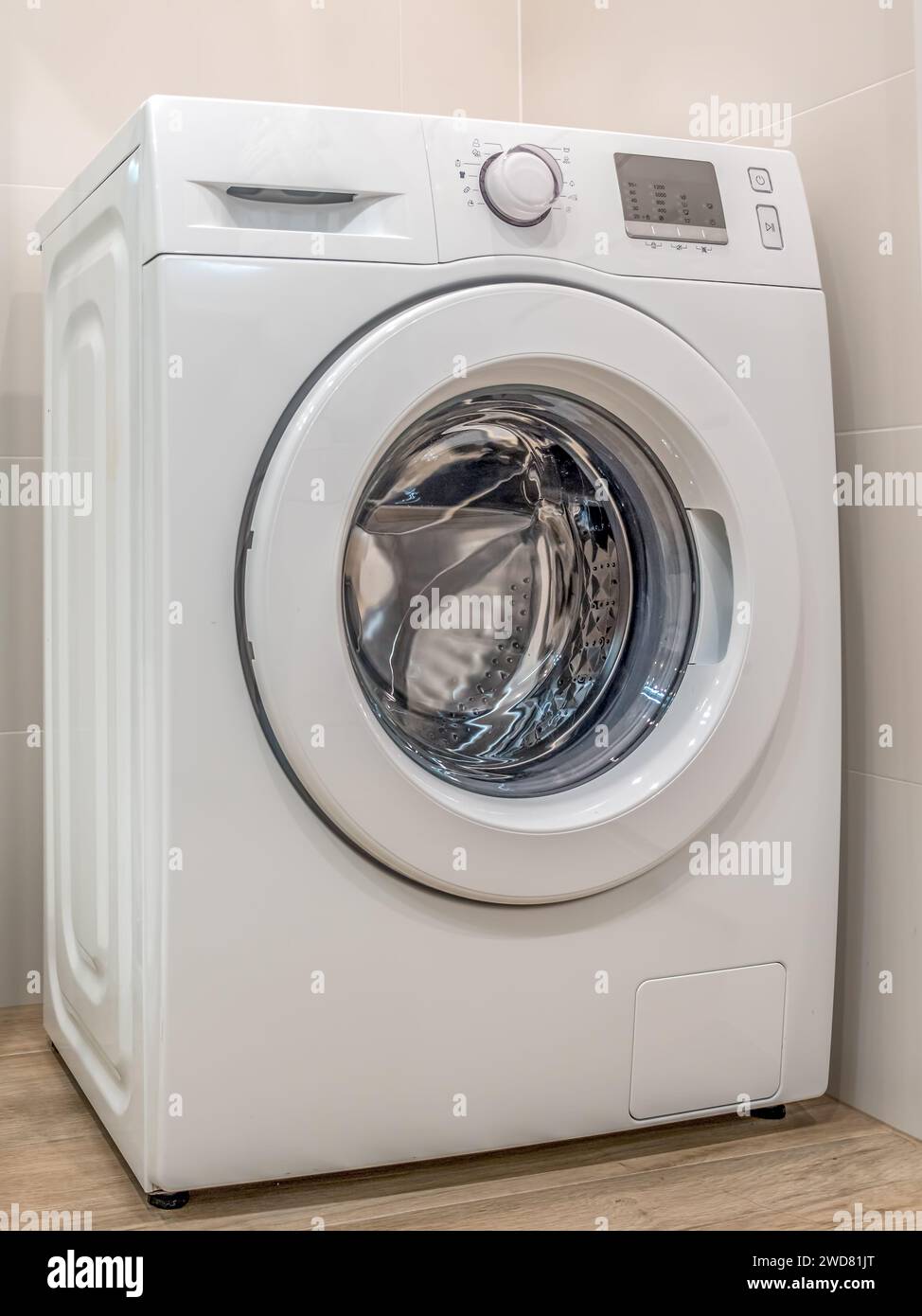 Weiße Waschmaschine im Waschraum Stockfoto