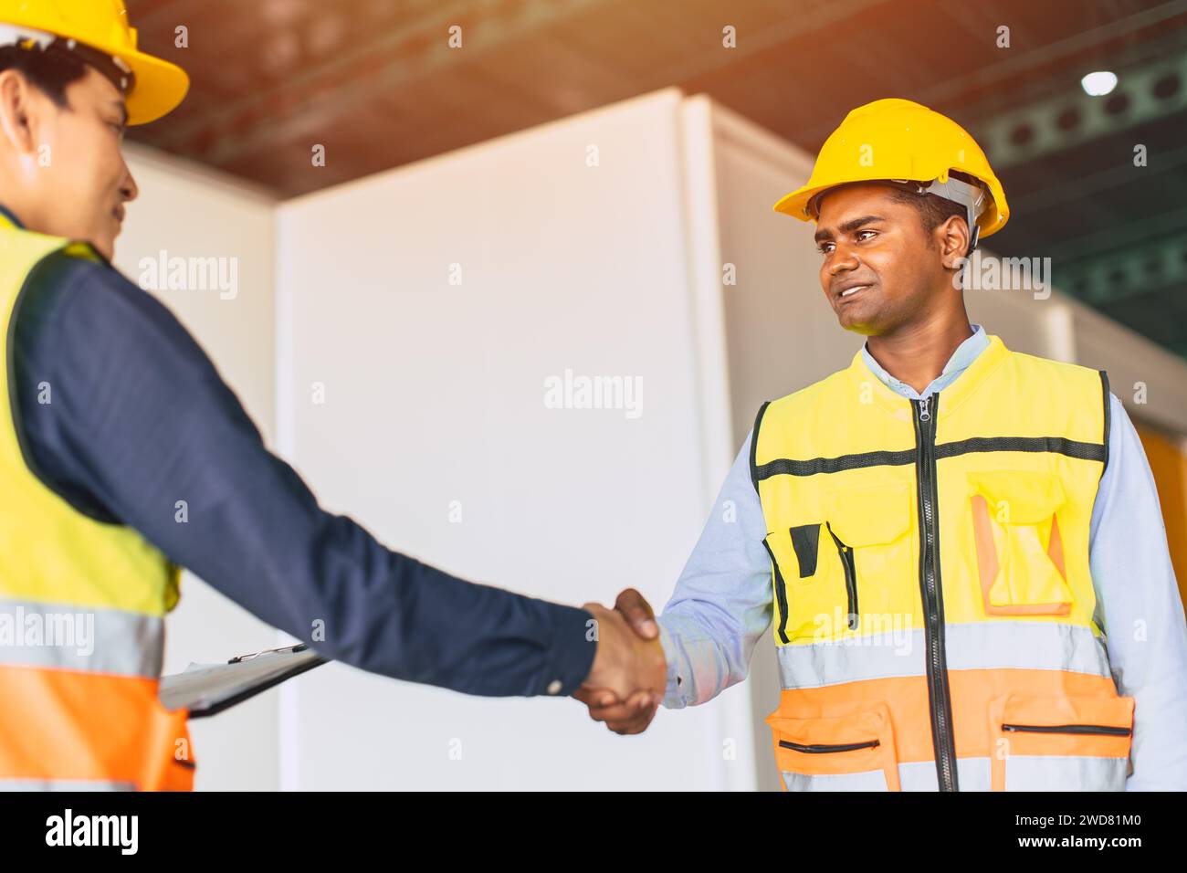 Ein indischer Ingenieur, männlicher Fabrikmanager, der ein Shaking Hand Deal-Projekt mit einer Partnerschaft trifft Stockfoto