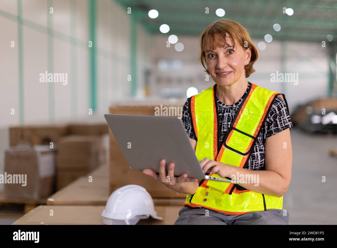 Portrait leitender Ingenieur-Vorgesetzter weiblicher Fabrikdirektor mit Laptop-Computer Stockfoto