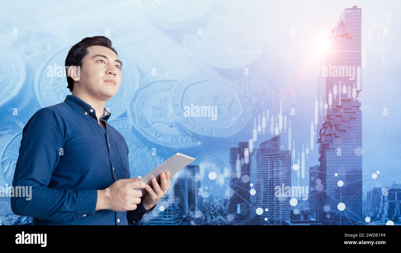 Geschäftsmann mit modernem Stadtgeld und Börsencharthintergrund für intelligente Vision zukünftiges Finanzimmobilienindex Investor Banking Wirtschaftskonzept Stockfoto