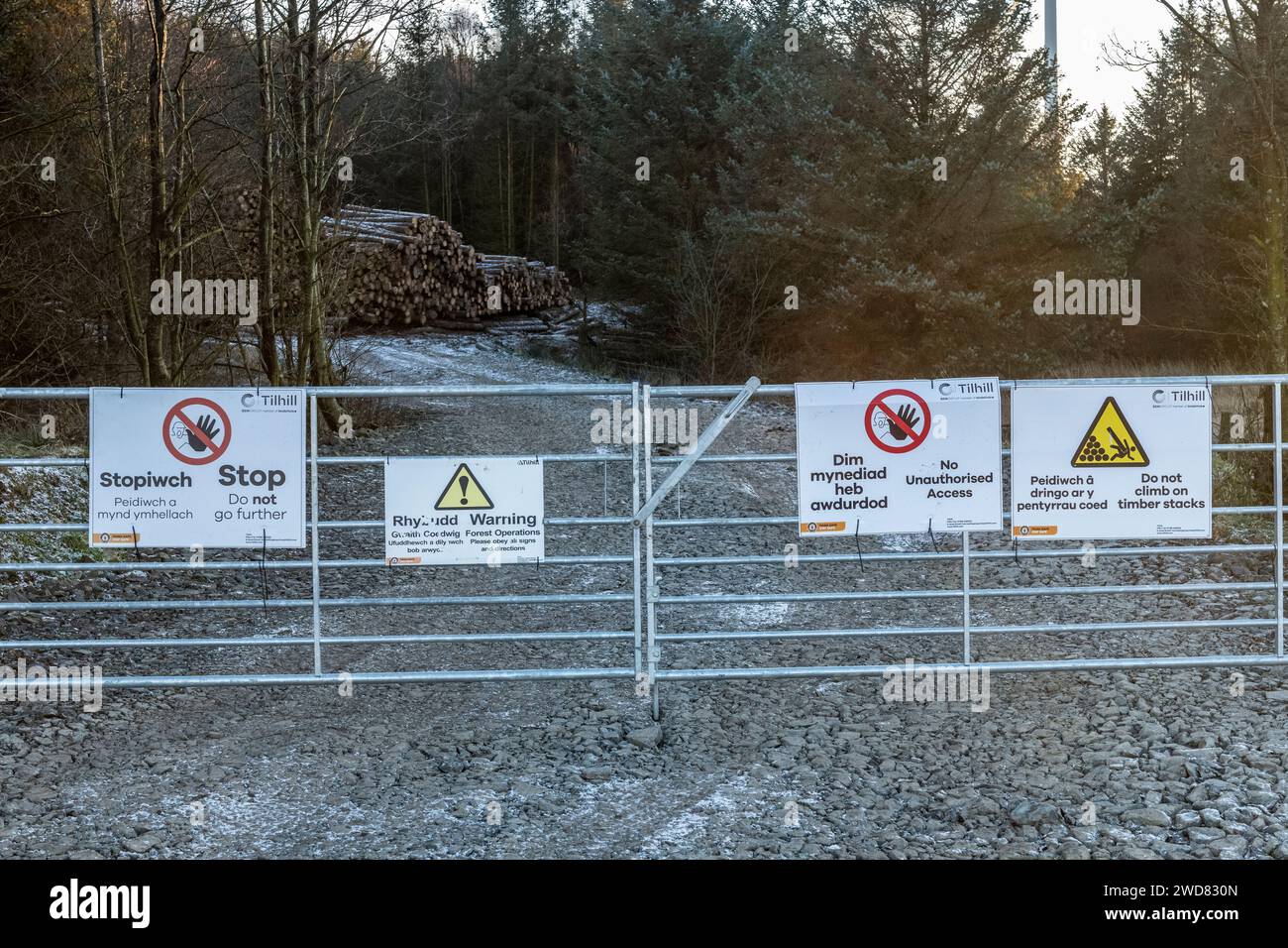 Schilder am Eingang zu einer gewerblichen Forstplantage in Mid-Wales, Großbritannien Stockfoto