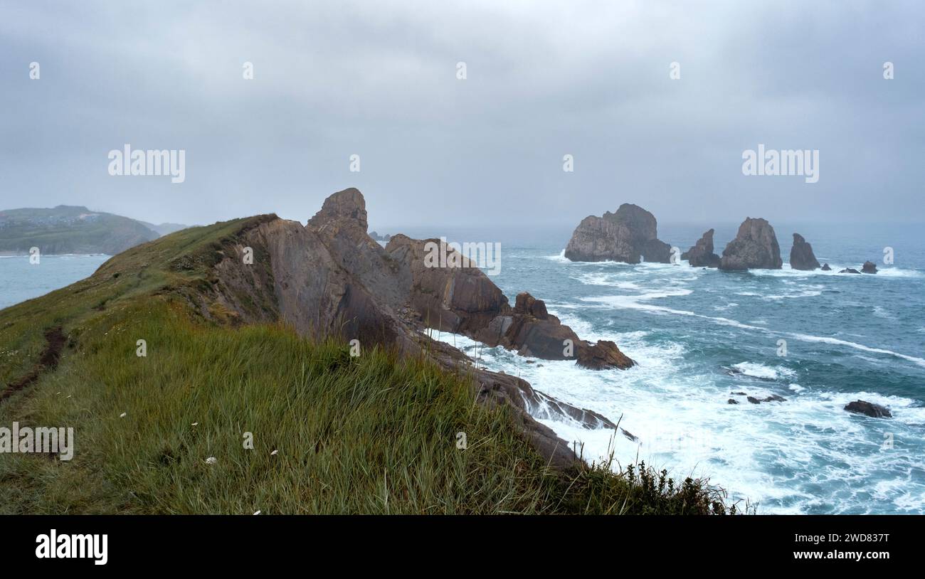 Spektakuläre Küstenlandschaft mit steilen Klippen und felsigen Formationen, die durch Wellenbewegung entstanden sind. Urros de Liencres, Costa Quebrada, Kantabrien, Spanien Stockfoto