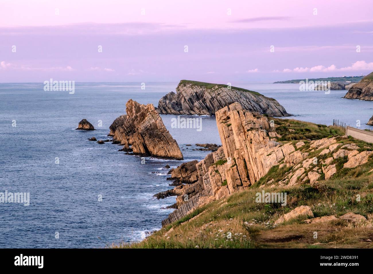 Wunderschöne Küstenlandschaft bei Sonnenuntergang entlang der Broken Coast von Liencres, Kantabrien, Spanien Stockfoto