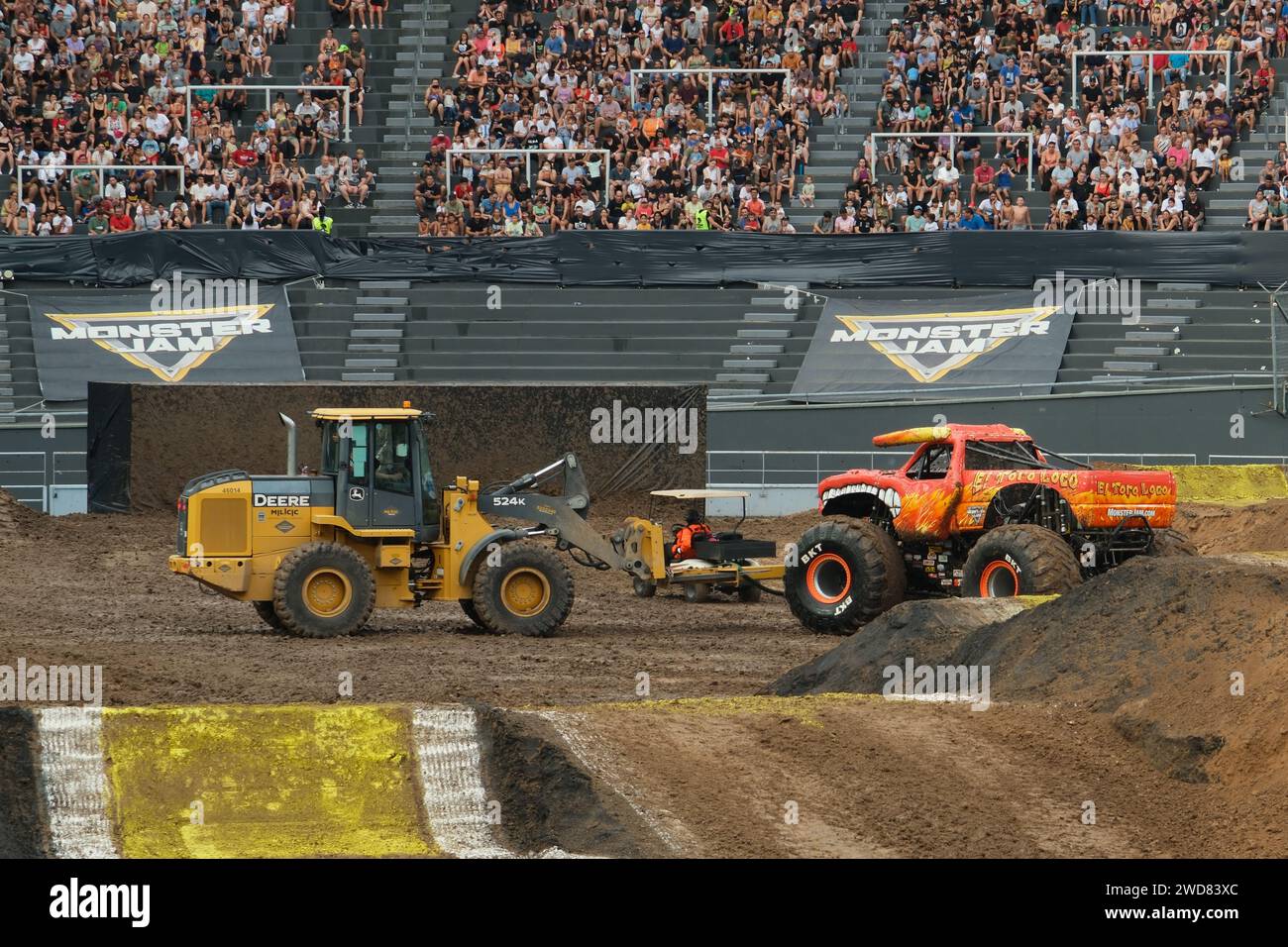 Sie ziehen von der Arena ab, um einen kaputten Monsterwagen „El toro loco“ zu reparieren, das einzigartige Diego Armando Maradona Stadium in La Plata, Provinz Buenos Aire Stockfoto