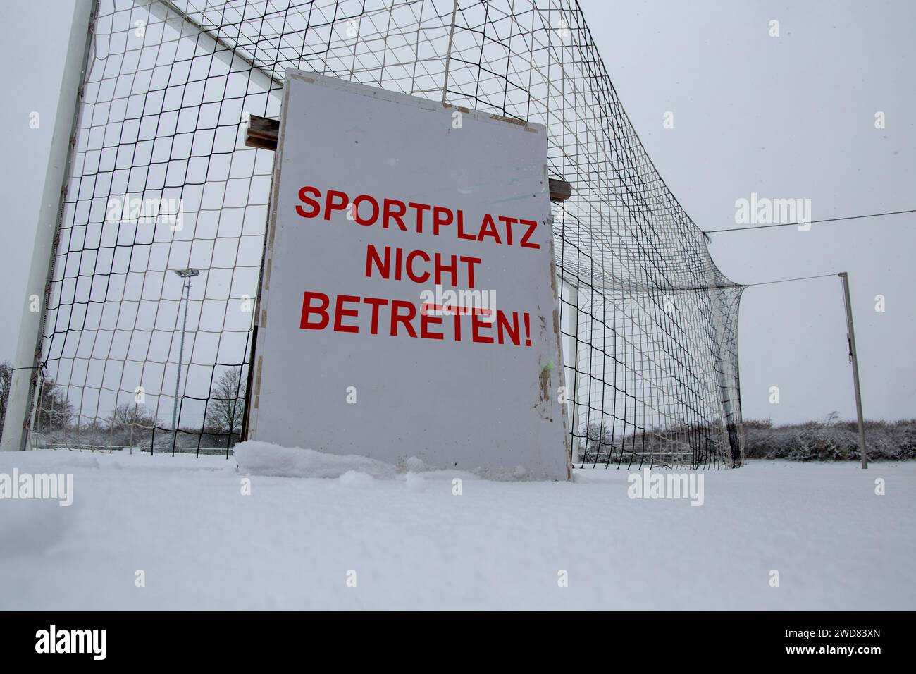 Symbolbild eines Fußballspiels, das aufgrund von Schnee abgebrochen wurde. Melden Sie sich auf einem Sportplatz mit der deutschen Aufschrift SPORTPLATZ NICHT BETRETEN an (geben Sie nicht sp Stockfoto