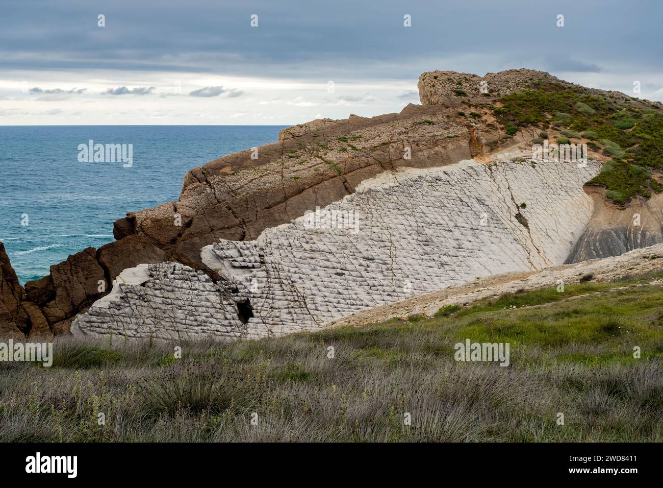 Küstenerosion von Felsen und Landformen, die den lithologischen Kontakt von kenomanischem Kalkstein und türkischem Mergel in Costa Quebrada, Kantabrien, Spa zeigen Stockfoto