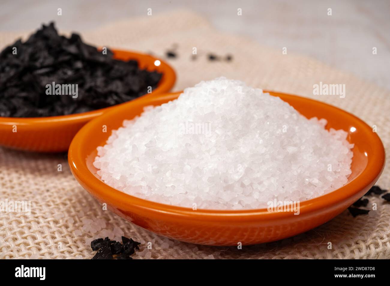 Schwarz-weißes mediterranes Meersalz aus nächster Nähe, Zypern Schwarzes Salz glänzende schwarze pyramidenförmige Kristalle aus nächster Nähe Stockfoto