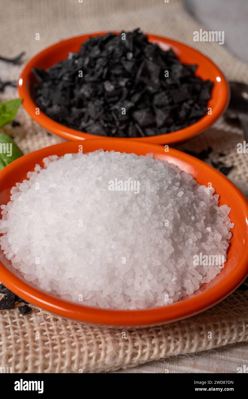 Schwarz-weißes mediterranes Meersalz aus nächster Nähe, Zypern Schwarzes Salz glänzende schwarze pyramidenförmige Kristalle aus nächster Nähe Stockfoto