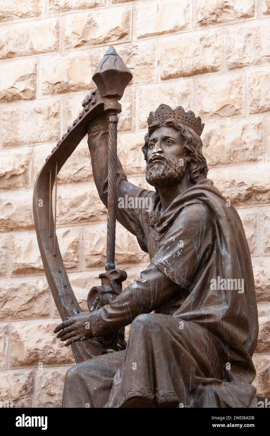 Bronzestatue von König David neben einer Harfenwand vor seinem Grab in der Altstadt von Jerusalem, Israel. Stockfoto