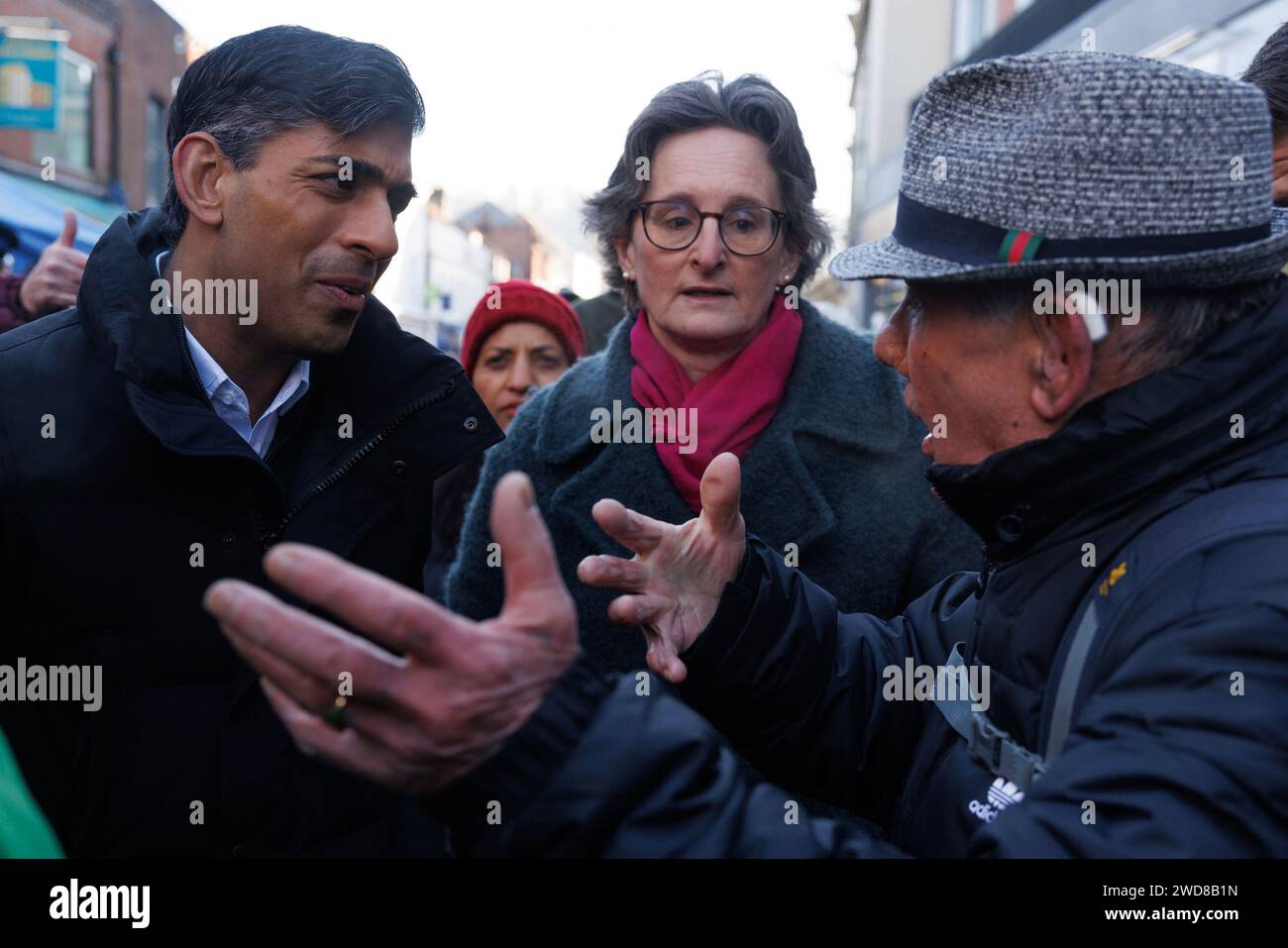 Ein Mann spricht mit Premierminister Rishi Sunak, während er während eines Rundgangs in Winchester, Hampshire, die Öffentlichkeit trifft. Bilddatum: Freitag, 19. Januar 2024. Stockfoto