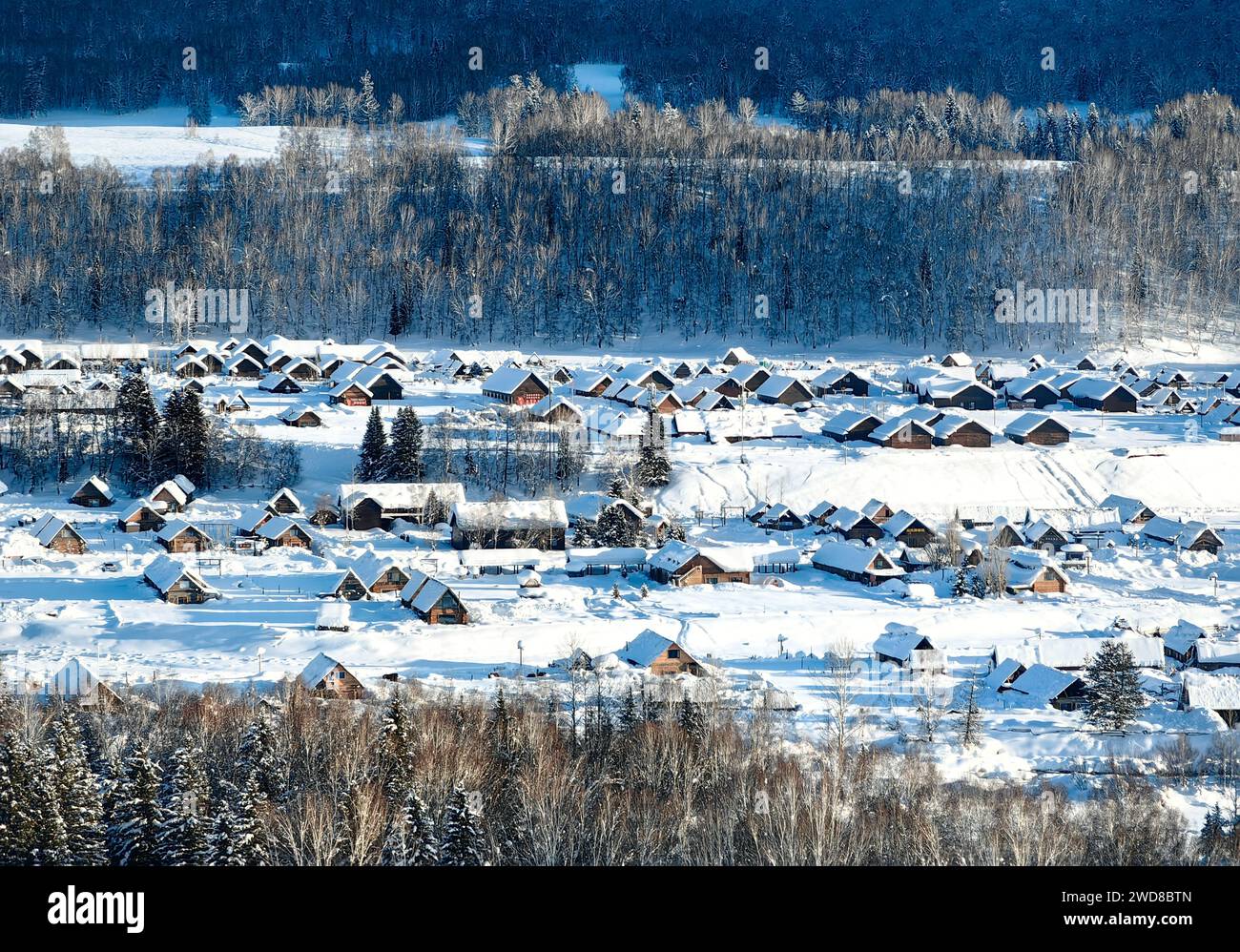 Altay. Januar 2024. Ein Luftbild der Drohne, aufgenommen am 17. Januar 2024, zeigt einen Blick auf das Dorf HEMU nach Schnee in der Präfektur Altay im Nordwesten Chinas in der Autonomen Region Xinjiang Uygur. Quelle: Li Xiang/Xinhua/Alamy Live News Stockfoto