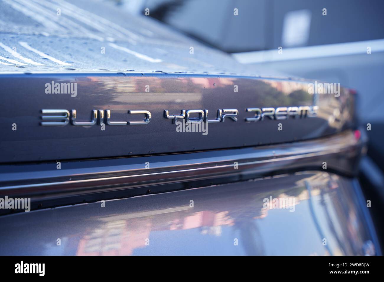 Almaty, Kasachstan - 11. November 2023: BYD-Autoemblem mit Highlights auf der Karosserie. Stockfoto