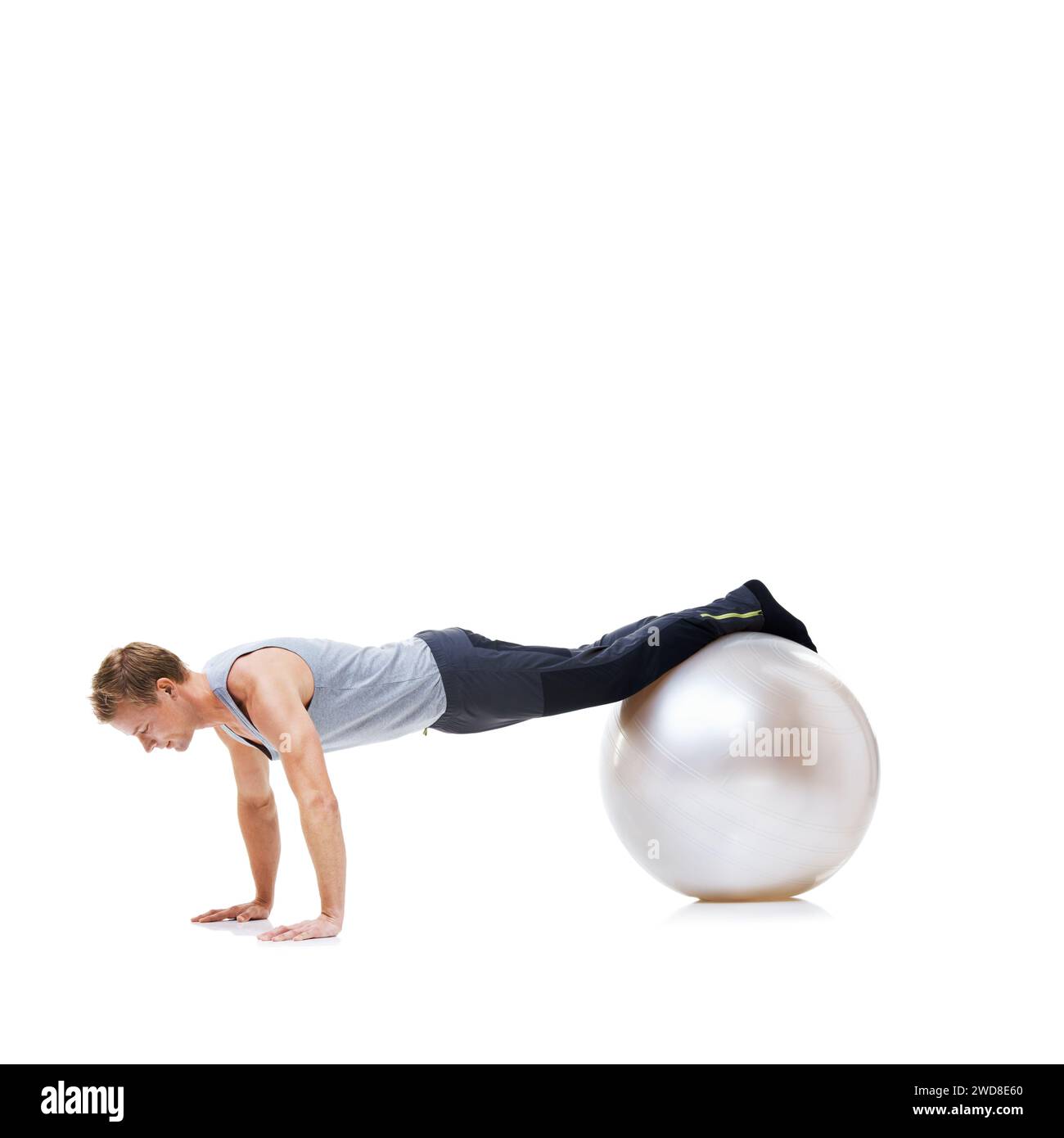 Mann, Fitness und Übungsball für Workout, Balance oder Gesundheit und Wellness vor weißem Studio Hintergrund. Aktive männliche Person oder Sportler in Runde Stockfoto