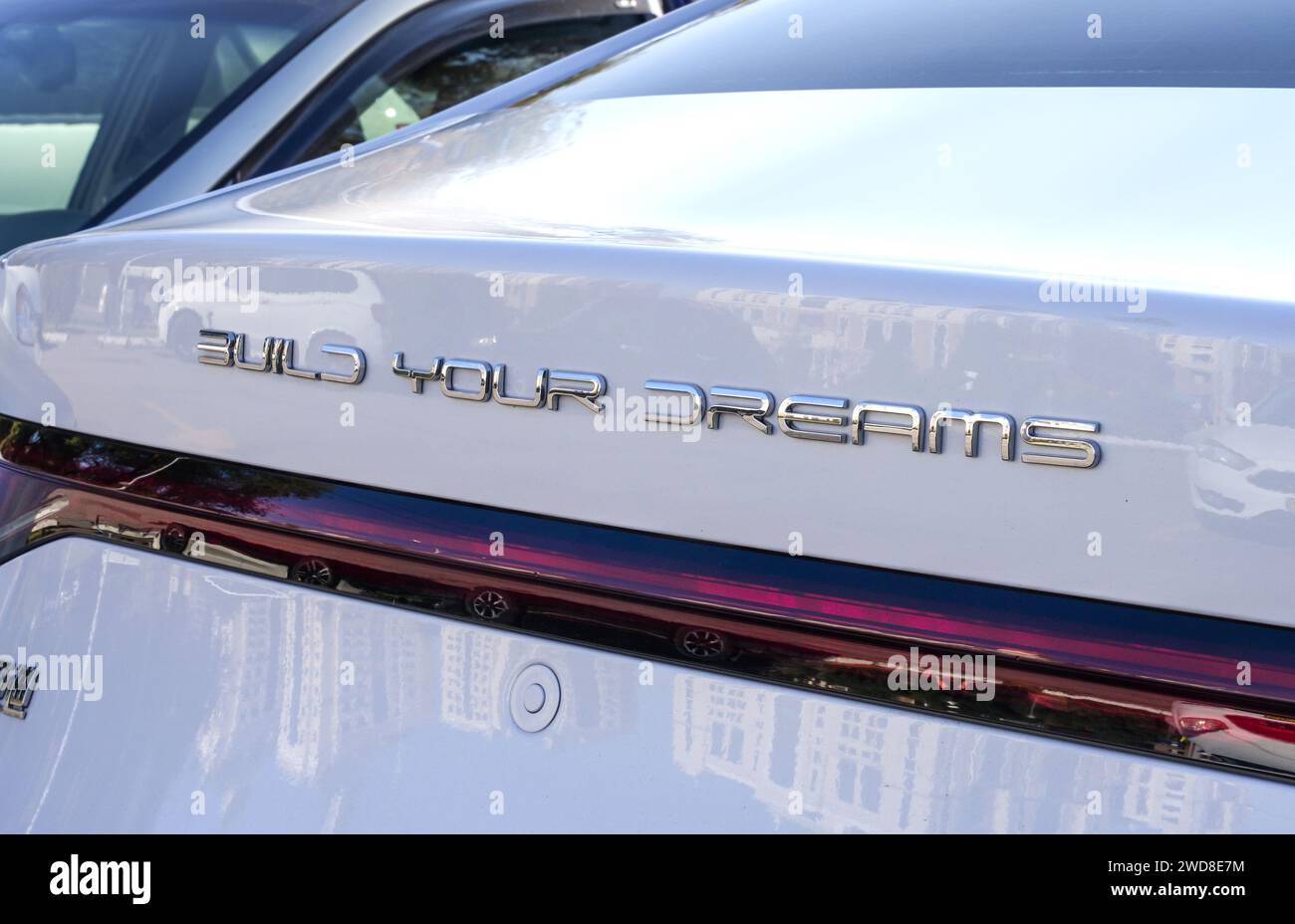 Almaty, Kasachstan - 11. November 2023: BYD-Autoemblem auf der Rückseite der Karosserie. Stockfoto