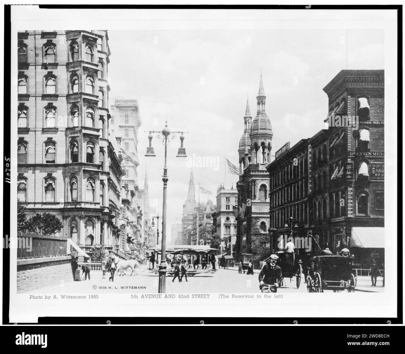 Die 5th Avenue und 42th Street (die Behälter auf der linken Seite) Stockfoto