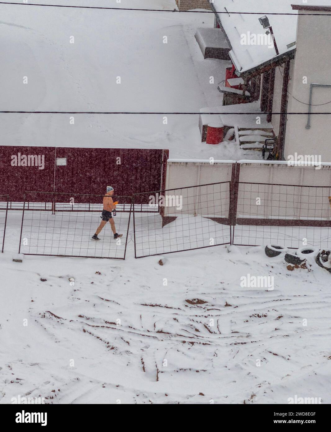 Minsk, Weißrussland - 01.15.2024 - Schuss des Mannes, der im Winter nur in Schuhen und Shorts im Freien läuft Stockfoto