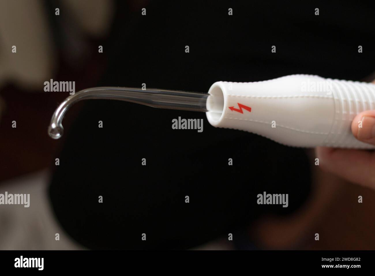 Nahaufnahme des Hochfrequenz-Kammaufsatzes zur Behandlung von Haar, Kopfhaut und Haut. Stockfoto