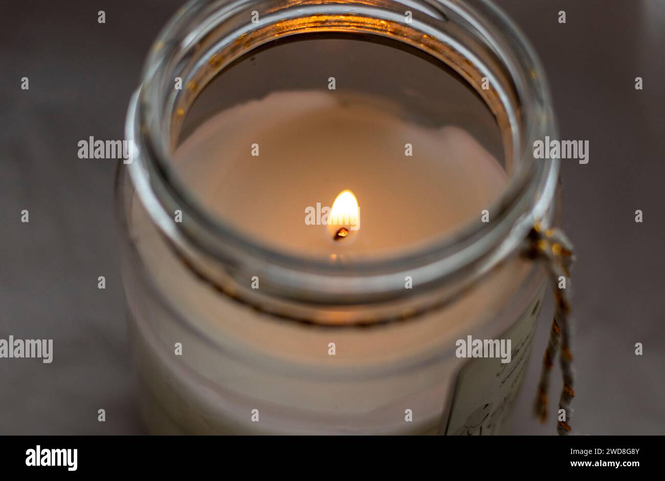 Nahaufnahme der brennenden Kerze Stockfoto
