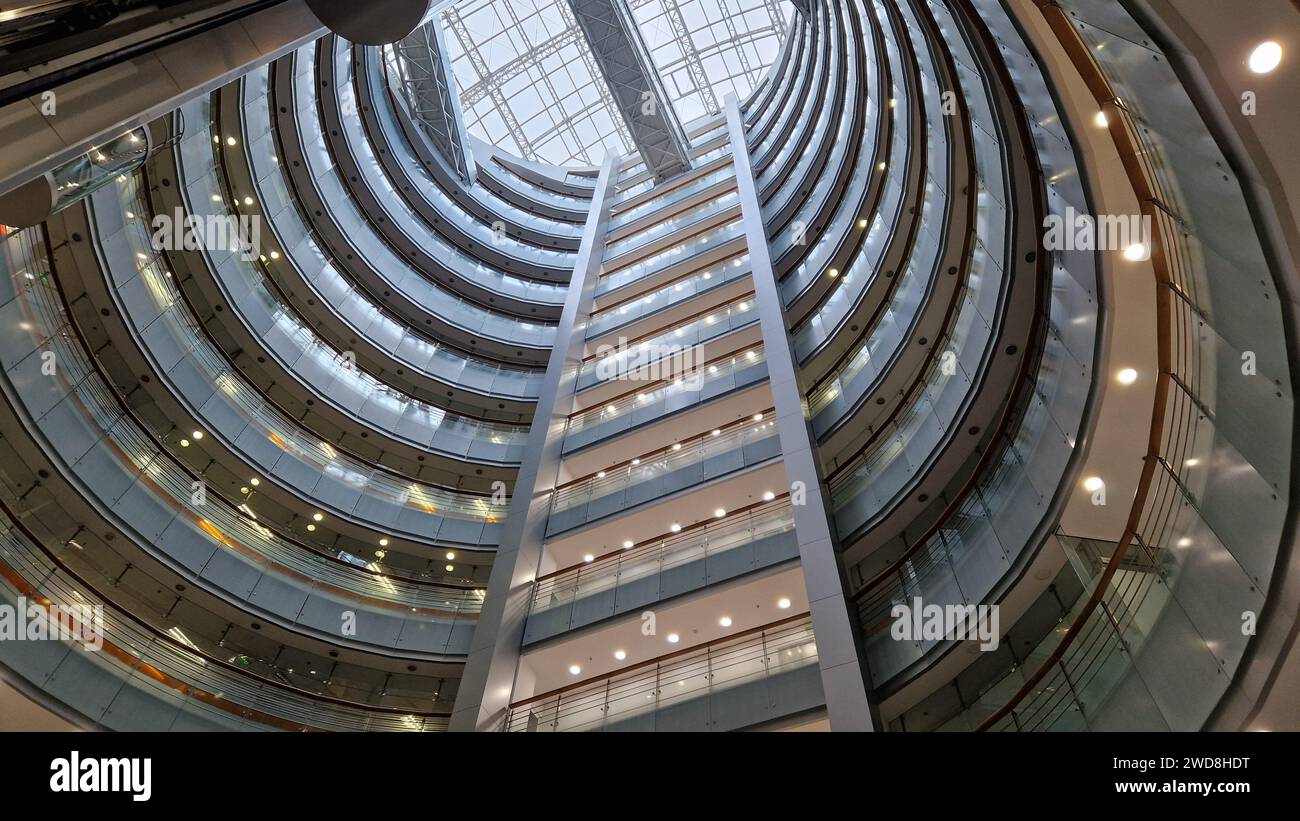 Tagsüber Blick auf ein hoch aufragendes Glasgebäude aus einer flachen Perspektive Stockfoto