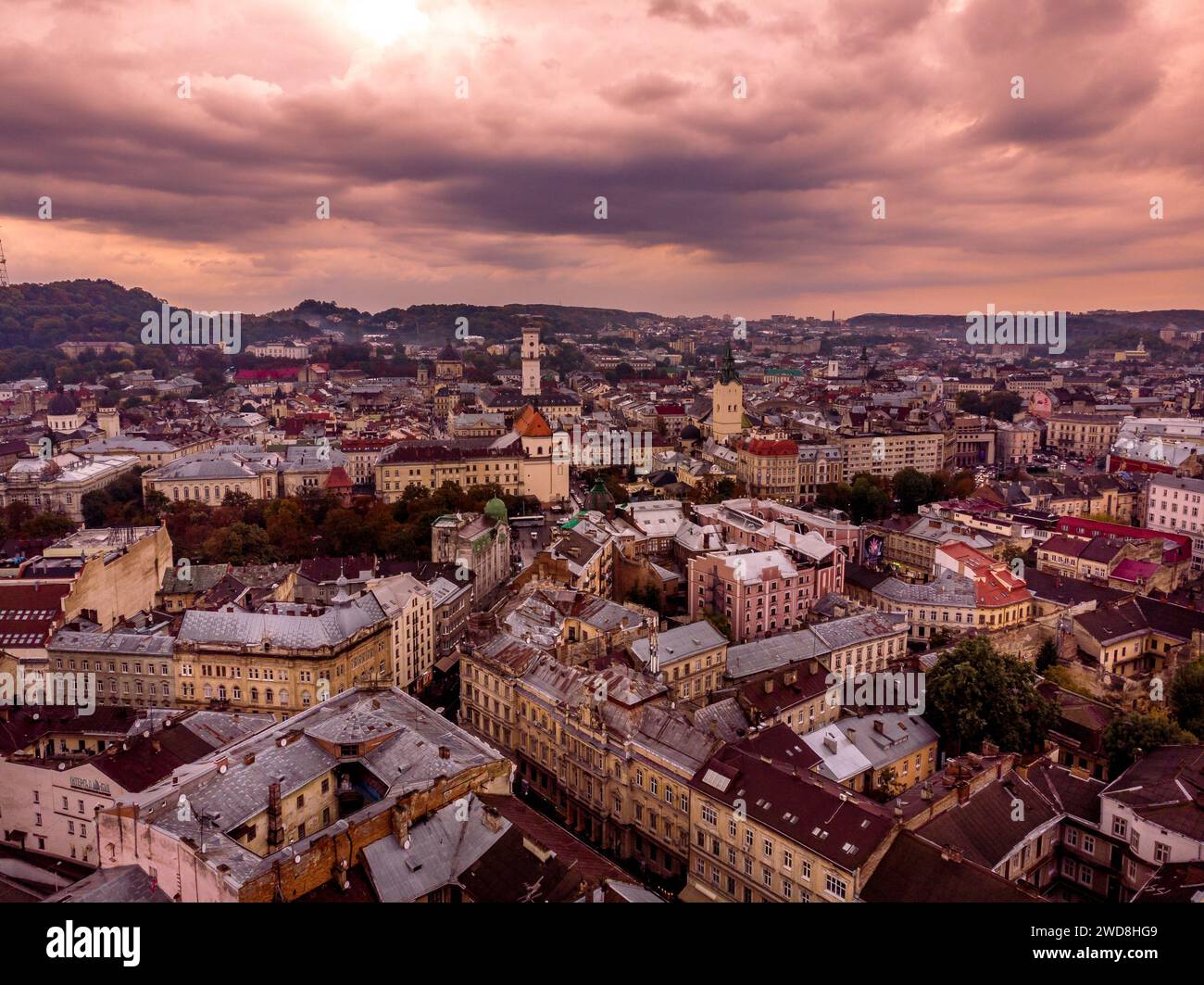 Ein Blick aus der Vogelperspektive auf Lvivs historische Stadtlandschaft in der Abenddämmerung mit einem Wandteppich aus lebhaften, antiken Gebäuden Stockfoto Ein Blick aus der Vogelperspektive auf Lvivs historische Stadtlandschaft in der Abenddämmerung mit einem Wandteppich aus lebhaften, antiken Gebäuden Stockfoto