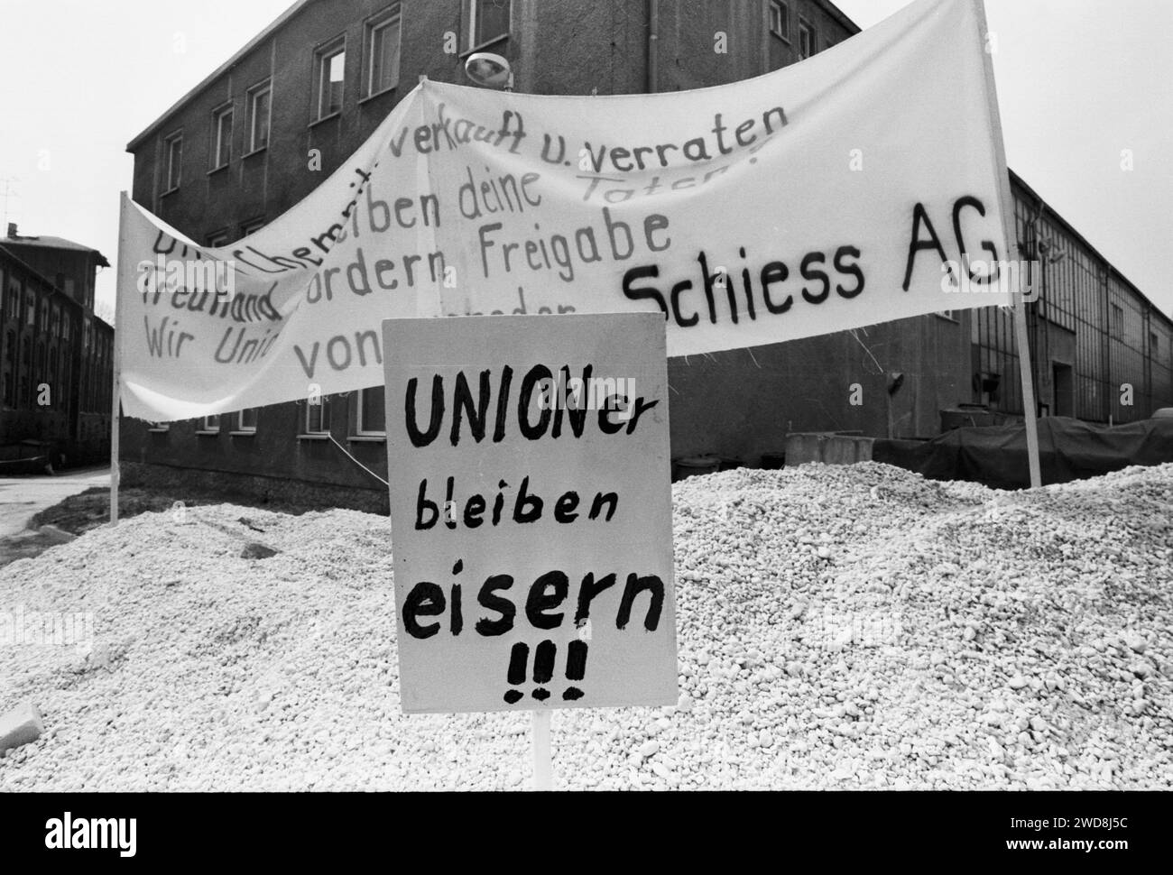 19.01.1993, Chemnitz, Werkzeugmaschinenfabrik Union,im Jahr 1852 wurde das Unternehmen durch David Gustav Diehl in Chemnitz gegründet. 1 1872 kam es zur Umwandlung in die Aktiengesellschaft Werkzeugmaschinenfabrik Union, vormals Diehl. 1875 wurde das erste Bohrwerk aus Chemnitz vorgestellt. 1936 vereinigte sich die UNION mit der Karl-Wetzel-Maschinenfabrik aus Gera zur Firma Wetzel-UNION mit Sitz in Chemnitz. 1946 enteignet die Betriebsstandorte Gera und Chemnitz waren nun organisatorisch getrennte Teile des Werkzeugmaschinenkombinats Fritz Heck Stockfoto