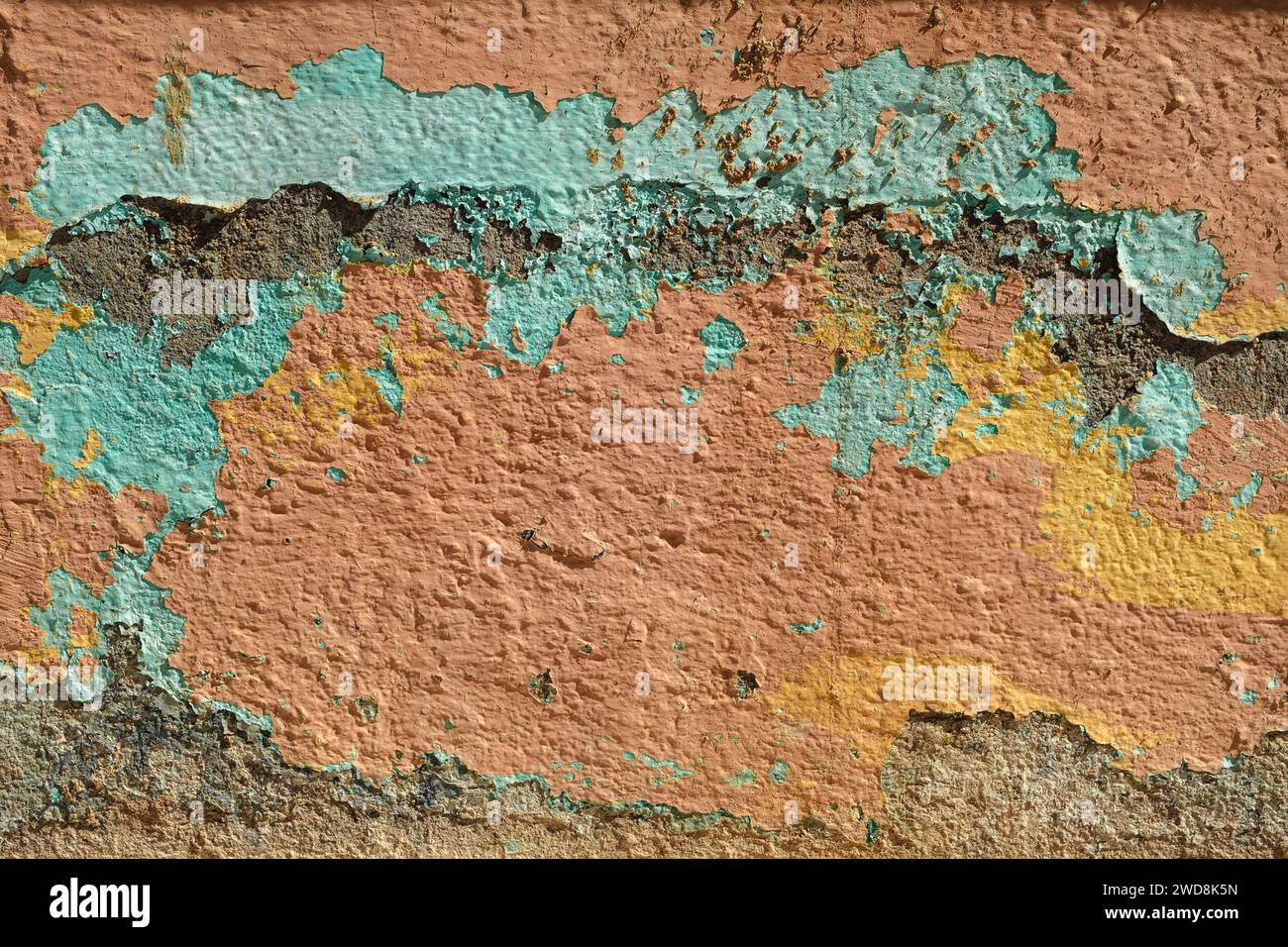 Detail mit pastellfarbenen, abblätternden Farbschichten an alten verwitterten Wänden, Grunge hinten Stockfoto