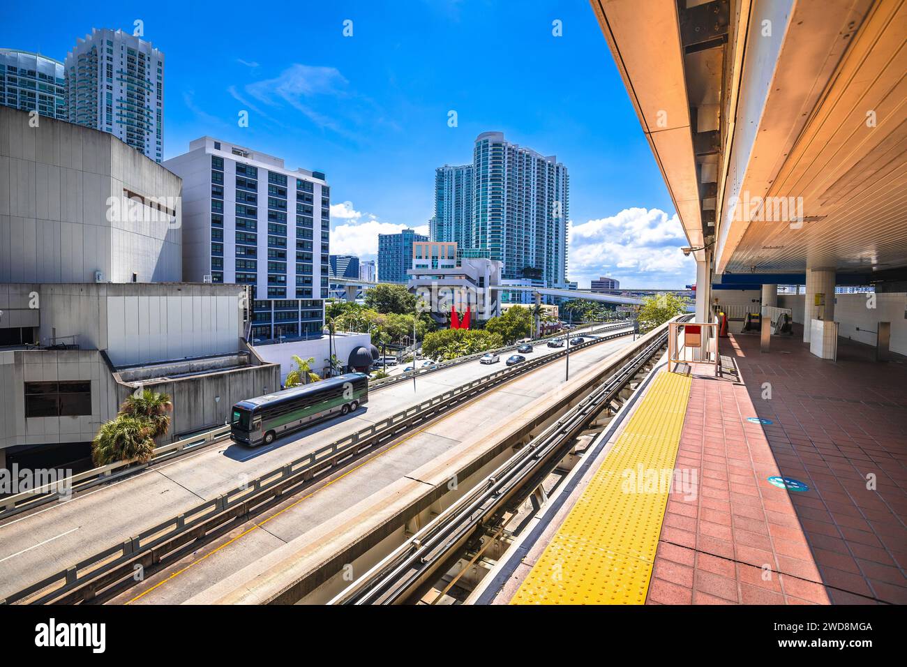 Miami Downtown Skyline und futuristischer Blick auf die Bahnstrecke, Florida State, Vereinigte Staaten von Amerika Stockfoto
