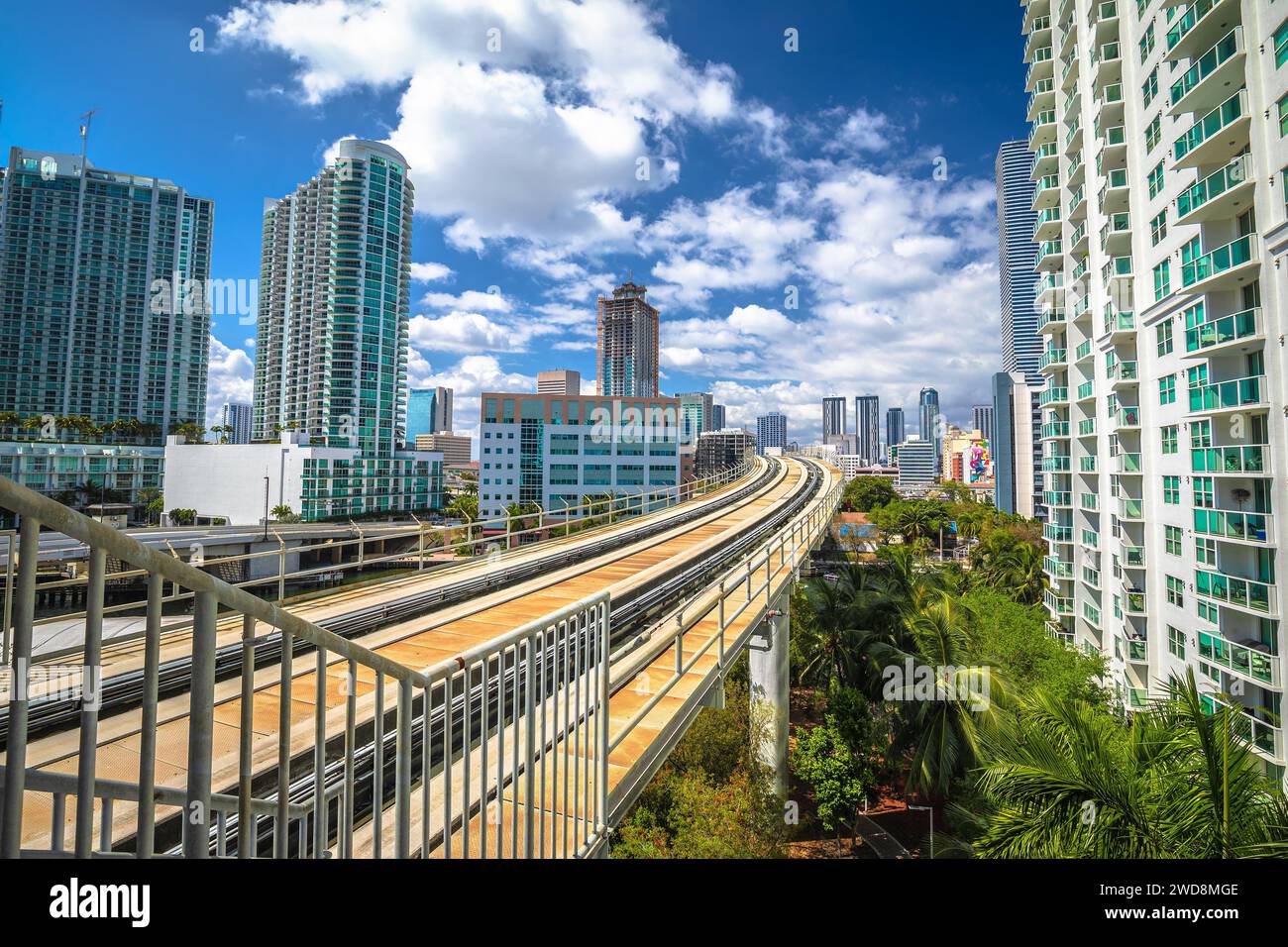 Skyline von Miami und futuristischer Blick auf den Mover Train, Bundesstaat Florida, Vereinigte Staaten von Amerika Stockfoto
