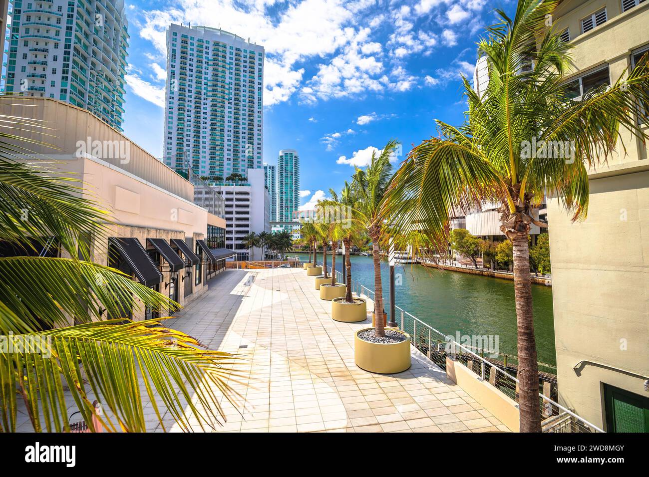 Miami River Wolkenkratzer und Blick auf den Fußweg, Florida Bundesstaat USA Stockfoto