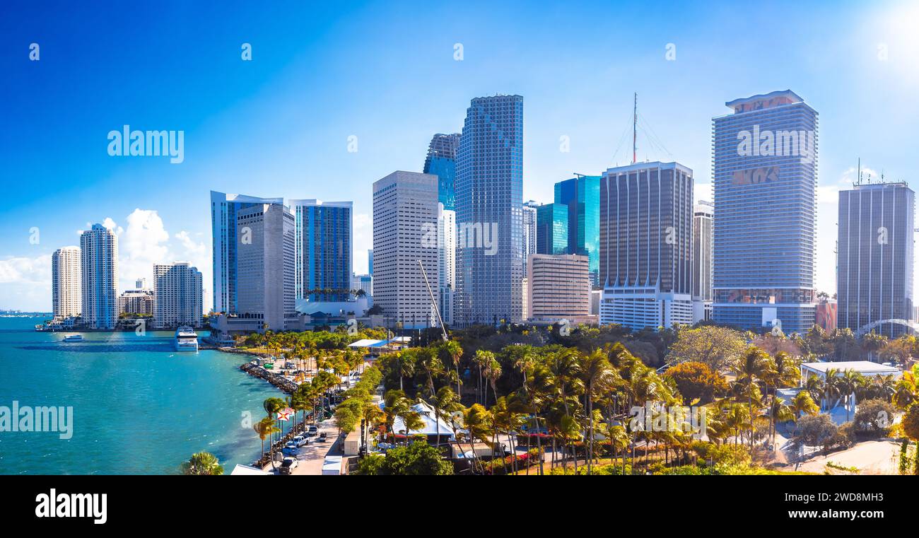 Miami Skyline und Byfront Park Heller, sonniger Tagespanorama, Florida, Vereinigte Staaten von Amerika Stockfoto