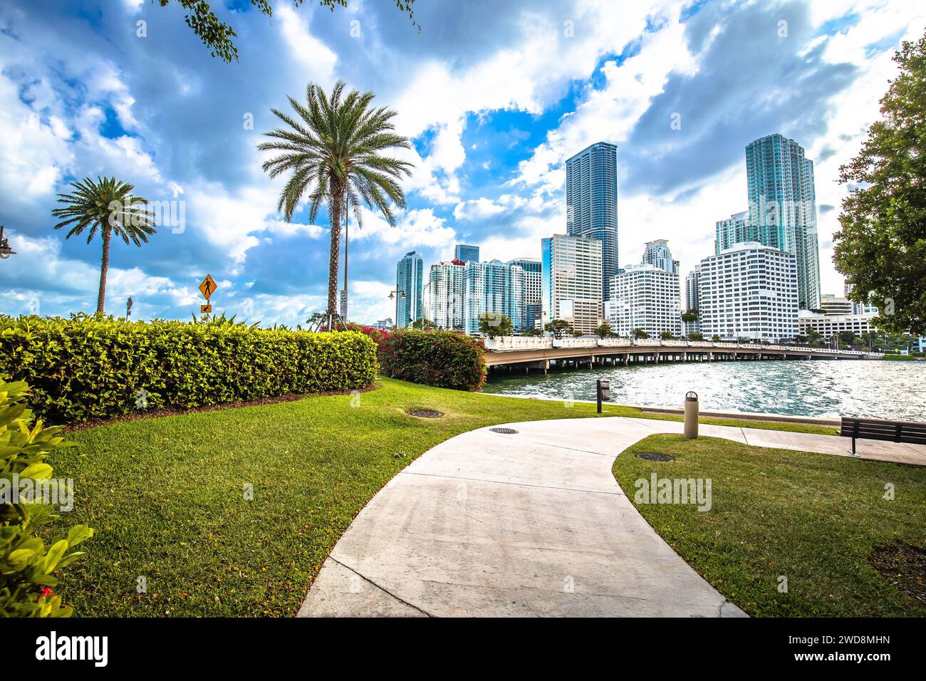 Blick auf die Skyline von Miami und das Wasser, Florida, Vereinigte Staaten von Amerika Stockfoto