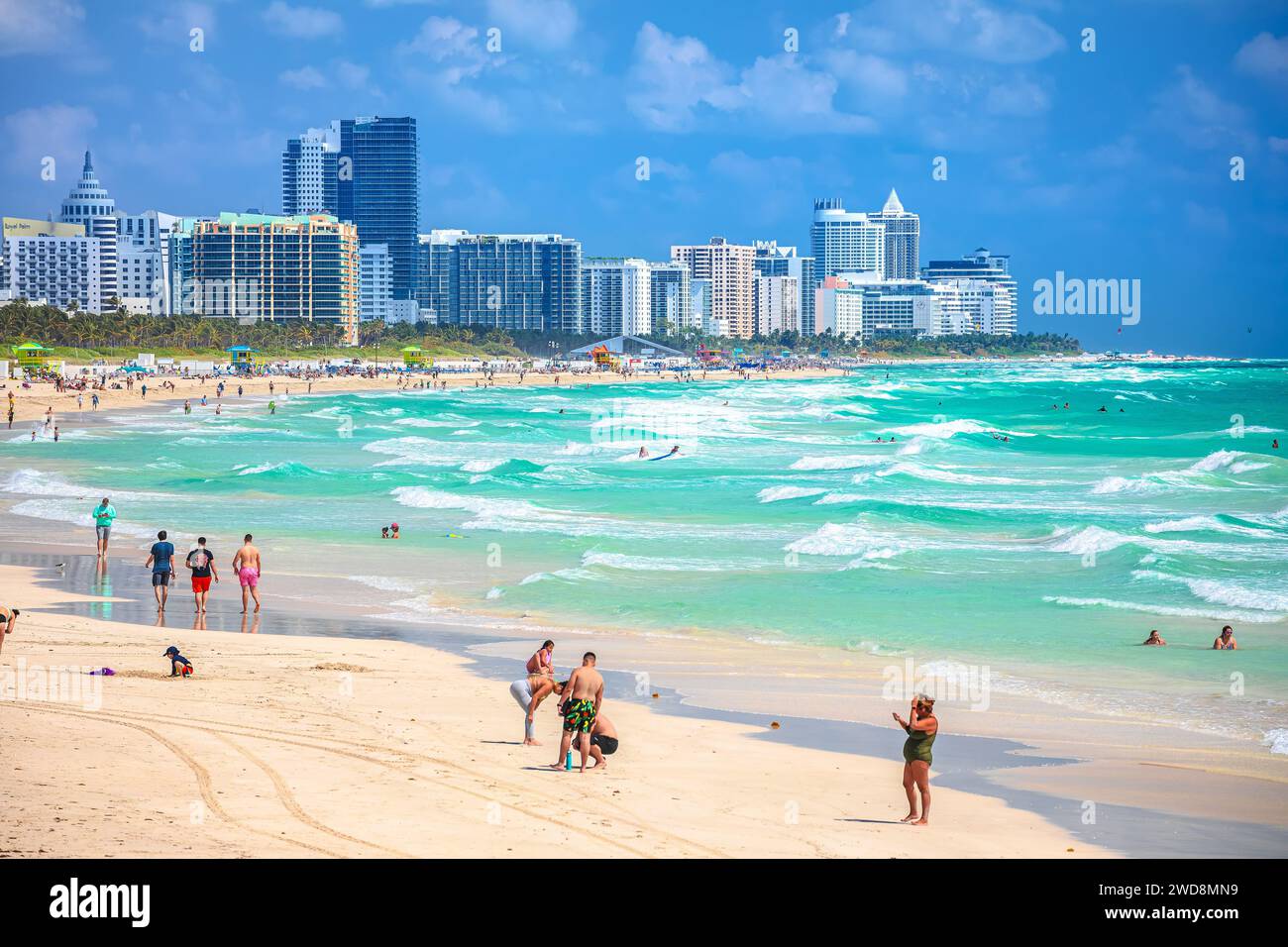 Miami Beach, Florida, USA, März 30 2022: Miami Beach farbenfroher Strand- und Meerblick, Bundesstaat Florida, Vereinigte Staaten von Amerika. Menschen, die den Winter genießen Stockfoto